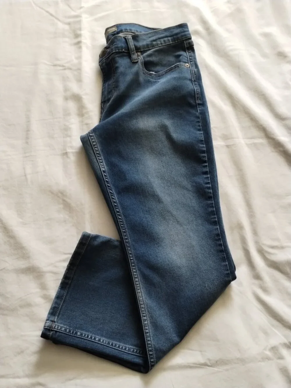 FREE PEOPLE Medium-Light Wash Lightly DISTRESSED Crop Jeans Sz W28 (24.5 Inseam)